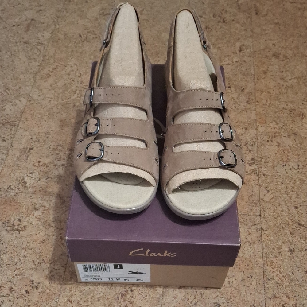 Clarks Women's Beige Buckle Sandals NWB